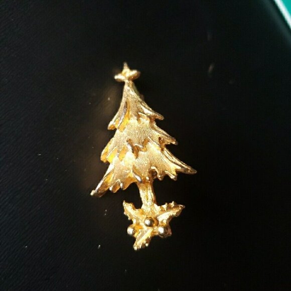 Vintage Textured Gold tone Christmas Tree Holy leaf base 1.5 inch - Picture 1 of 3
